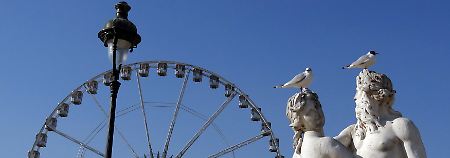 Das Denkmal Seine-et-Marne vor dem Pariser Riesenrad.