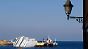 Noch immer liegt die "Costa Concordia" angeschlagen im Meer.