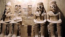 Eine originalgetreue Nachbildung der Pharaonen um Ramses II in einer Ausstellung. 