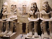 Eine originalgetreue Nachbildung der Pharaonen um Ramses II in einer Ausstellung. 