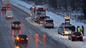Tote bei schweren Unfällen: Schnee und Blitzeis sorgen für Chaos