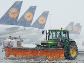 Die Räumfahrzeuge am Flughafen München haben alle Mühe im Kampf gegen die Schneemassen.