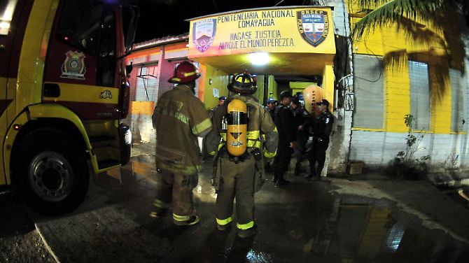 Feuerwehr am Gefängnis in Comayagua.