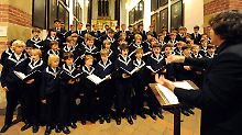 Der Thomaner tritt regelmäßig drei Mal die Woche in der Leipziger Thomaskirche auf. Die sogenannte Kieler Bluse ist das Markenzeichen der Thomaner und wird von den jungen Sängern bis zum Stimmbruch getragen.