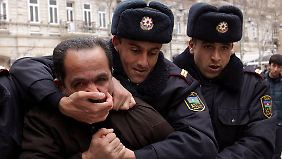 Demonstrationen gegen die Regierung wurden im Frühjahr 2011 von der Polizei unterdrückt. Mittlerweile lernen die Beamten Englisch - für die ESC-Gäste.
