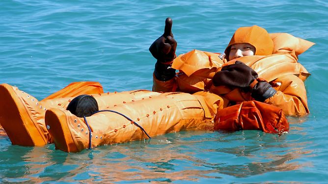 Nur nicht untergehen: Hauptsache, es schwimmt