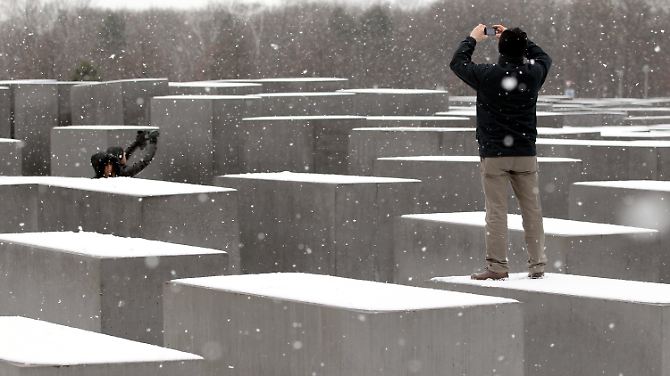 Sie kommen auch im Winter: Touristen in Berlin am Holocaust-Mahnmal.