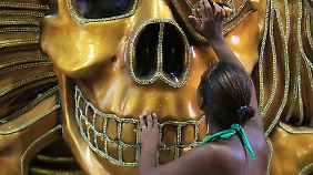 Die letzten Vorbereitungen für den berühmten Karneval finden statt.