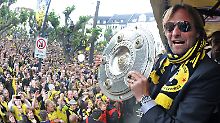 Auf ein Neues? Dortmunds Trainer Jürgen Klopp, das ist der Herr rechts mit der Sonnenbrille.