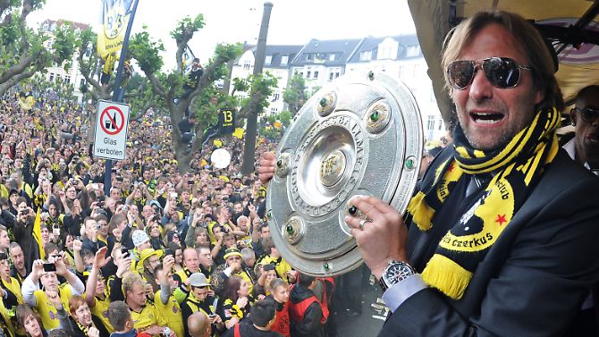 Auf ein Neues? Dortmunds Trainer Jürgen Klopp, das ist der Herr rechts mit der Sonnenbrille.