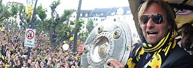 Auf ein Neues? Dortmunds Trainer Jürgen Klopp, das ist der Herr rechts mit der Sonnenbrille.