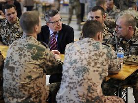Verteidigungsminister de Maizière im Gespräch mit Bundeswehrsoldaten in den USA.