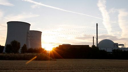 Morgenröte: Schwarz-Gelb hält an der Atomkraft fest - im Bild das AKW Biblis.