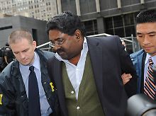 Raj Rajaratnam wird abgeführt.