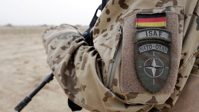 Mit Waffe im Ausland, mit Orden in der Heimat? Deutscher ISAF-Soldat in Afghanistan.