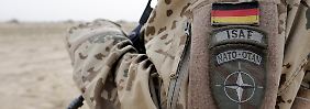 Mit Waffe im Ausland, mit Orden in der Heimat? Deutscher ISAF-Soldat in Afghanistan.