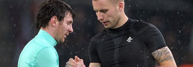 Hauptsache ein Andenken: Leverkusens Michal Kadlec bedankt sich bei Lionel Messi.