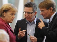 Besonders die Fanzierung ihrer Vorhaben muss die künftige Bundesregierung klären: Merkel im Gespräch mit de Maizière und ihrem Generalsekretär Pofalla.