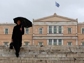 Trübe Stimmung vor und im Parlament in Athen.