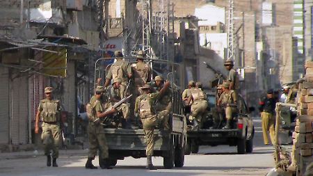 Auf dem Weg in den Kampf: Pakistanische Soldaten bereiten sich auf ihren Einsatz vor.
