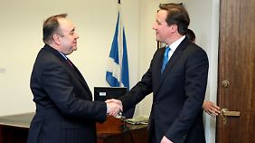 Cameron (r.) wird von Salmond empfangen. Gebracht hat das Treffen nur wenig.