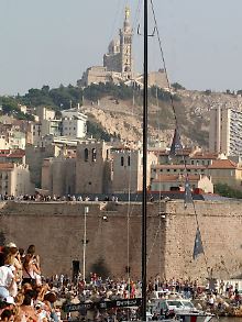 ... von der Notre-Dame de la Garde aus, die sich auf einem 162 m hohen Kreidefelsen erhebt.