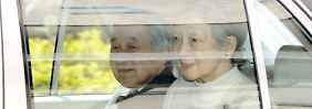 Kaiser Akihito und seine Frau Michiko auf dem Weg ins Krankenhaus