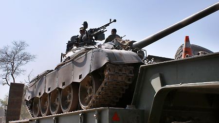 Auf dem Weg in den Kampf: Die Armee lässt schweres Kriegsgerät in die Region bringen.