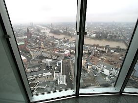 Wolkenkratzertouren, die unter anderem auf den Commerzbank-Tower führen, bieten tolle Ausblicke auf die Maincity.