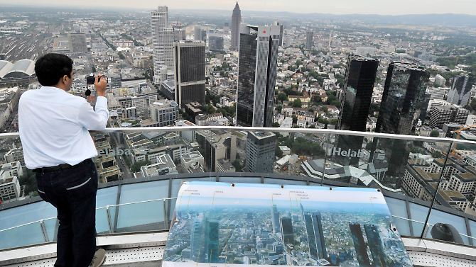 Bei speziellen Touren können Besucher von den Dächern der Wolkenkratzer auf die Bankenmetropole Frankfurt herunterschauen. 