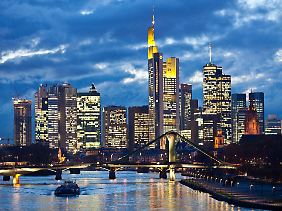 Frankfurts Wolkenkratzer sind für viele Touristen eine Attraktion. 