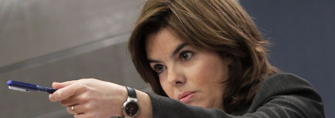 Soraya Sáenz de Santamaría verkündet die Gehaltskürzungen.