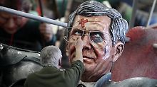 Der des Mainzer Carneval-Vereins (MCV) reagiert auf den Rücktritt von Bundespräsident Christian Wulff: Ein Künstler fügt  der Figur  von Christian Wulff ein blaues Auge zu.