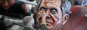 Der des Mainzer Carneval-Vereins (MCV) reagiert auf den Rücktritt von Bundespräsident Christian Wulff: Ein Künstler fügt  der Figur  von Christian Wulff ein blaues Auge zu.