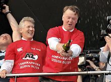 Dirk Scheringa (links) und Fußballtrainer Louis van Gaal feiern im April 2009 den Sieg des Fußballclubs bei der Landesmeisterschaft. Danach ging es für Scheringa nur noch bergab. 