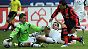 Karim Matmour (re.) eröffnete die Schießbude der Gäste.