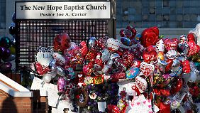 Luftballons hängen am Zaun der New Hope Baptist Church in Newark, wo die Trauerfeier stattfindet.