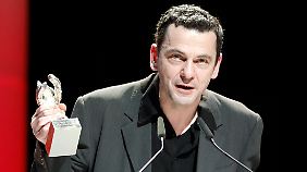 Sagt man "incredible" oder "awesome"? Christian Petzold erhält den Regie-Preis.