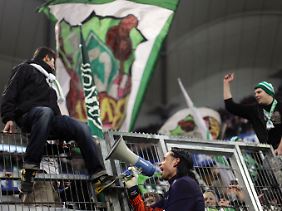 ... und mit Megafon bei den mitgereisten Fans.