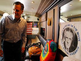 Romney neben einem Wahlkampfplakat seines Vaters.
