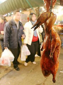 Gebratene Ente auf dem Shau Kei Wan Market in Hongkong.