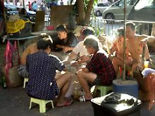 Kartenspieler auf einem Hongkonger Markt.