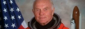 Nach 296 Minuten und drei Erdumrundungen mit der "Friendship 7"-Kapsel landete John Glenn mit einem Fallschirm im Atlantik.