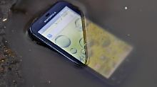 Das Motorola Defy+ auf Tauchfahrt.