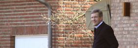 Christian Wulff am Montag vor seinem Haus in Großburgwedel bei Hannover.
