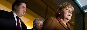 Gabriel lächelt, Merkel und Gauck schauen auf dem Weg zur gemeinsamen Pressekonferenz etwas angespannt.
