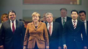 Das Bild trügt: Merkel geht voran, Opposition und FDP folgen.