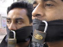 Pakistanische Journalisten protestieren gegen die Einschränkung der Pressefreiheit in ihrem Land.