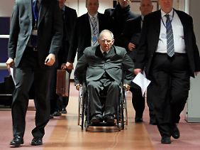 Bundesfinanzminister Wolfgang Schäuble nach der Mammutsitzung auf dem Weg zur Pressekonferenz.