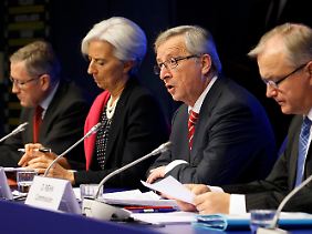 EFSF-Chef Klaus Regling, IWF-Chefin Christine Lagarde, Eurogruppenchef Jean-Claude Juncker und Währungskommissar Olli Rehn (v.l.). 